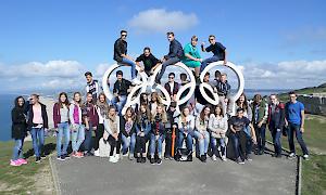 Gruppenbild vor blauem Himmel: England-Studienfahrt