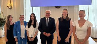 Bild zu: „never again“: Buigen-Gymnasiastinnen vom Bundespräsidenten ausgezeichnet