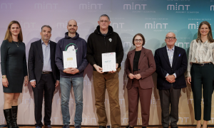 Das Buigen-Gymnasium setzt Maßstäbe! Juliane Meister (Wissensfabrik), Stefan Küpper (Südwestmetall), Jakob Karrer und Uli Weidlich (BuGy-MINT-Lehrer), Staatssekretärin Sandra Boser MdL, Thomas Sattelberger (MINT-Zukunft), Dr. Katharina Schäfer (SAP). Foto: Jan Potente